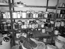 無(wú)證化工廠藏身山坳祠堂，約5噸?；繁徊楂@